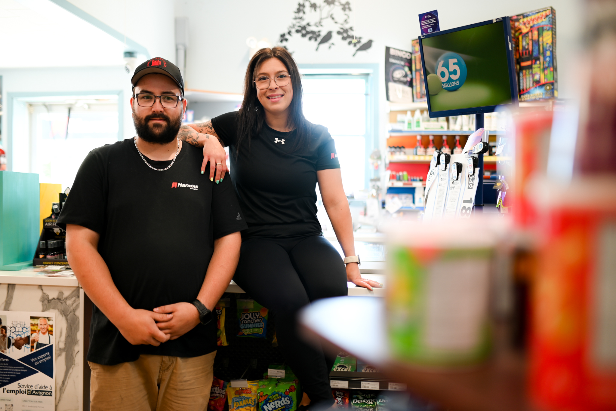 Alexandre et Caroline, propriétaires de la Station-Service L.S. à Pointe-à-la-Garde. Gracieuseté de la MRC. Photo : Maude Barriault.